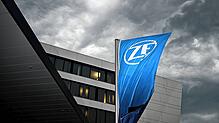 ZF-Fahne vor der Zentrale in Friedrichshafen: Das Stiftungsunternehmen macht es anders als viele Konkurrenten und hält an seinem ...
