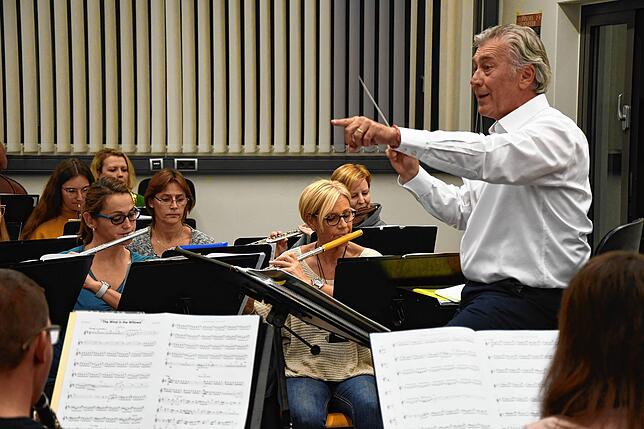 Die Stadtmusik Stockach, dirigiert von Helmut Hubov, bei einer Probe.