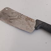 Mit diesem Hackmesser soll der Angeklagte viele Male auf das Opfer eingeschlagen haben, bevor er es in einem Gebüsch am Ortsrand von ...