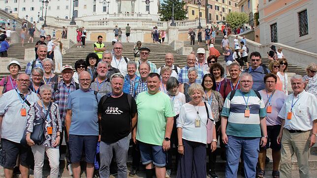 Zu einem Gruppenfoto auf der Spanischen Treppe stellten sich die Romreisenden des Männerchores Gurtweil bei einer Stadtführung zusammen. ...