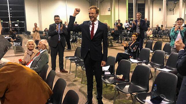 Bild 2: Raphael Rabe gewinnt die Nominiertenwahl der CDU für den Landtag und wird Nachfolger von Karl Rombach. Knapper konnte das Ergebnis allerdings nicht sein