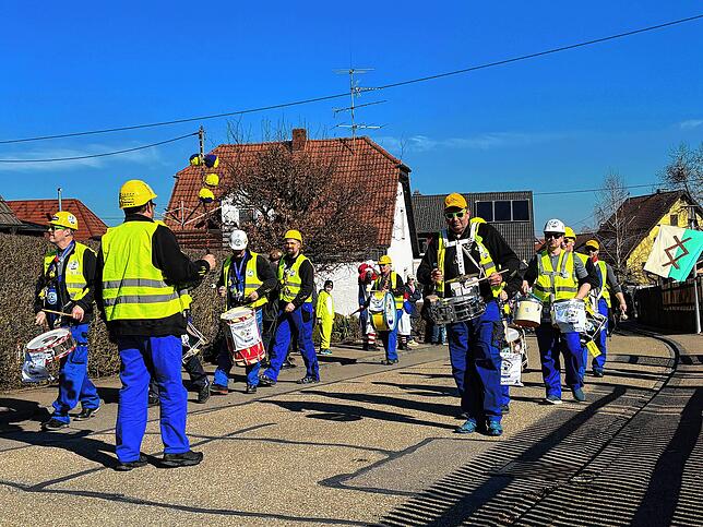 Wieder fit nach dem morgendlichen Wecken zeigt sich der Trommler-Hufä am Montagmittag beim Umzug in Pfaffenweiler.