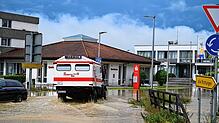 Am Kreisverkehr in der Ortsmitte kämpft sich am Vormittag des 26. Juni 2024 ein Unimog der Johanniter durch die Fluten. Innerhalb einer ...