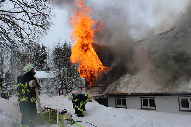 Bild 24: Feuerwehr kann Hof "Im Grund" nicht mehr retten - Sehen Sie hier die Bilder vom Einsatz