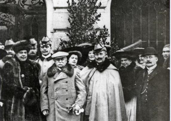 Am 8. November 1908 vor dem Fürstlichen Schloß in Donaueschingen. Von links Irma Fürstin zu Fürstenberg, Max Egon II. zu Fürstenberg, ...