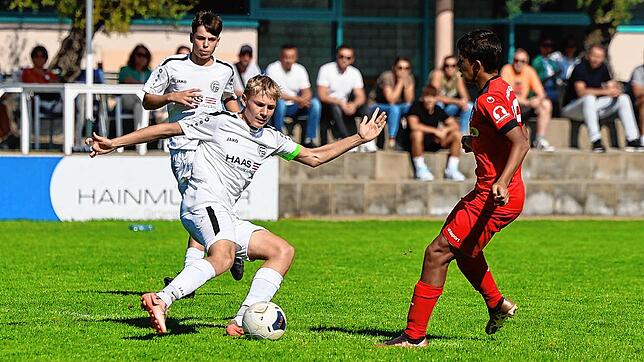 In der vergangenen Saison duellierte sich die C-Jugend des FC 03 Radolfzell (links Paul Zeller) in der Oberliga unter anderem mit dem ...