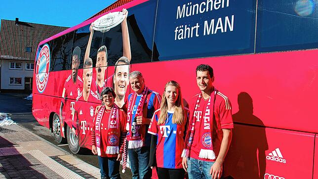 Sie freuen sich auf das Fußballspiel des FC Bayern in Augsburg, von links die Eltern Doris und Thomas Bäurer, Freundin Denise und ...