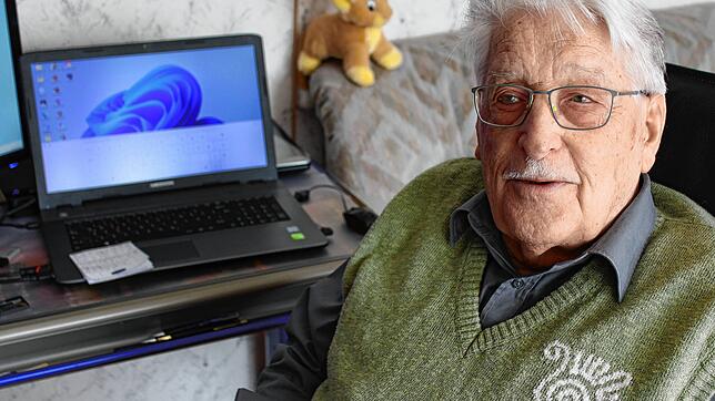 Kurt Schmid kurz vor seinem Geburtstag an seinem täglichen PC-Arbeitsplatz.