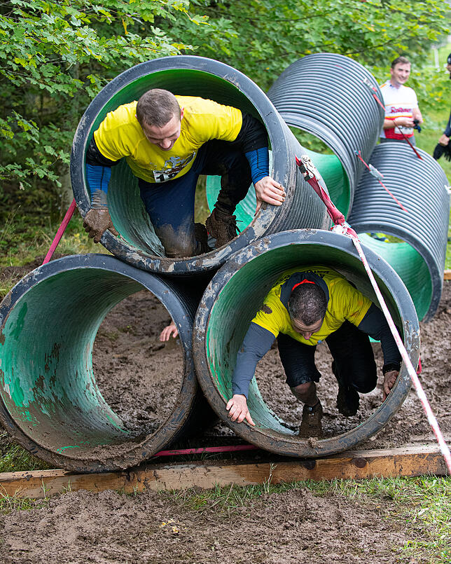 Mit Koordination: Hindernisse, Wasser, Schlamm und viele gut gelaunte Spaß-Sportler gab&lsquo;s beim Rothaus-Mudiator-Finale in ...