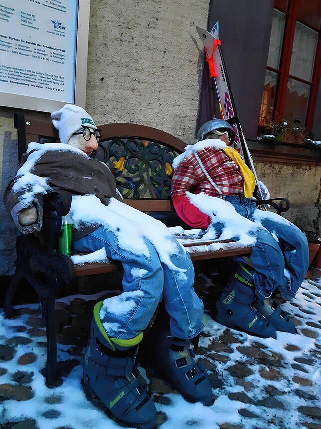 Diese zwei warten wohl auch schon länger am Marktplatz.