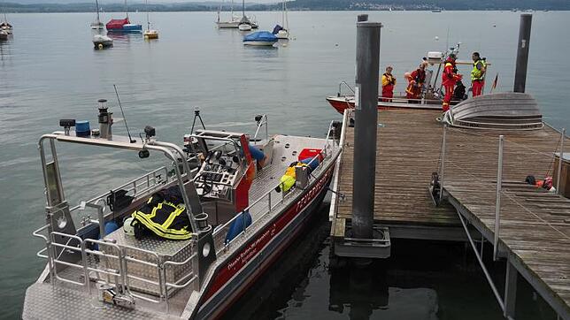 Zentraler Ort des großen Einsatzes vom Dienstag: Am Anlegesteg in Litzelstetten werden Boote eingewassert, Personen an Bord genommen und ...