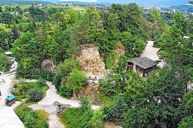 Die Lochmühle hat Freizeitaktivitäten für Jung und Alt: Einen Abenteuerspielplatz, Kutschfahrten, Quadtouren und Erlebnisfahrten.