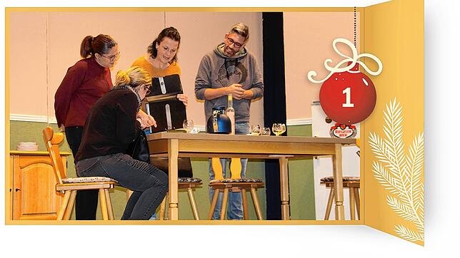 Das Ensemble des diesjährigen Weihnachtstheaters probt vor den aufgebauten Kulissen in der Riedblickhalle (von links): Miriam Moser, ...