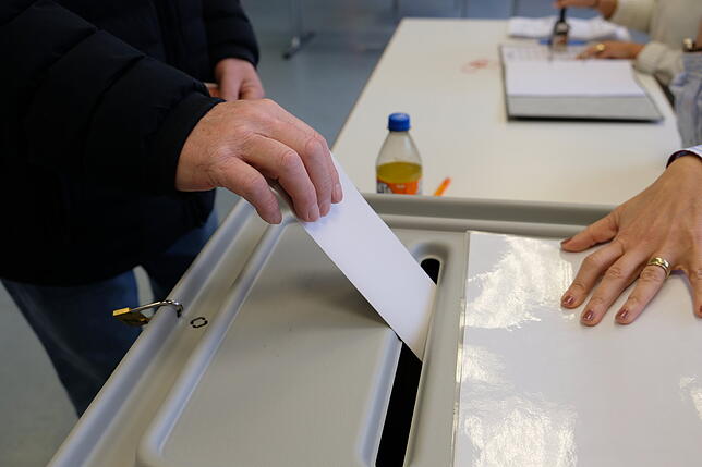 Ein Wähler gibt in Immenstaad seine Stimme bei der Bundestagswahl ab.