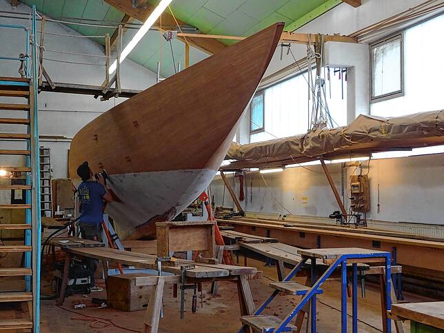 1937 hat Starling Burgess sie konstruiert, jetzt hat Josef Martin die Yacht zum Leben erweckt. Ein Bootsbauer schleift das Holz ab, ...
