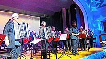 Von Erfolg gekrönt ist das Konzert des Schwarzwald-Harmonika-Orchesters.  Die von Dirigentin Uta Borho ausgewählte Musik, die in ...