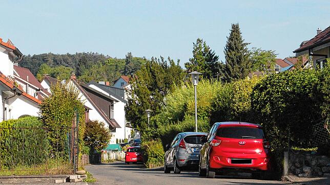 Blick in die Emil-Lanz-Straße aus östlicher Richtung. Dort wird kein verkehrsberuhigter Bereich, auch Spielstraße genannt, eingerichtet.