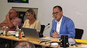 Bürgermeister Thorsten Scigliano verkündet im Mühlinger Gemeinderat, dass er sich für den Bürgermeisterposten in Volkertshausen beworben ...