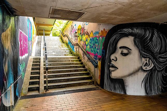 So sieht die Unterführung am Gymnasium am Romäusring unten aus. Diese Graffitis stammen von der letzten Aktion vor zwei Jahren.