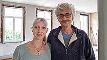 Ralf Dammasch und seine Partnerin Sylvia Schiefer stehen in ihrer alten Textilfabrik.