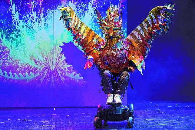 Der Schauspieler Samuel Koch bewegt sich bei seiner Show „Schwerelos“ mit einem Vogelkostüm auf der Bühne. Der 36-Jährige ...