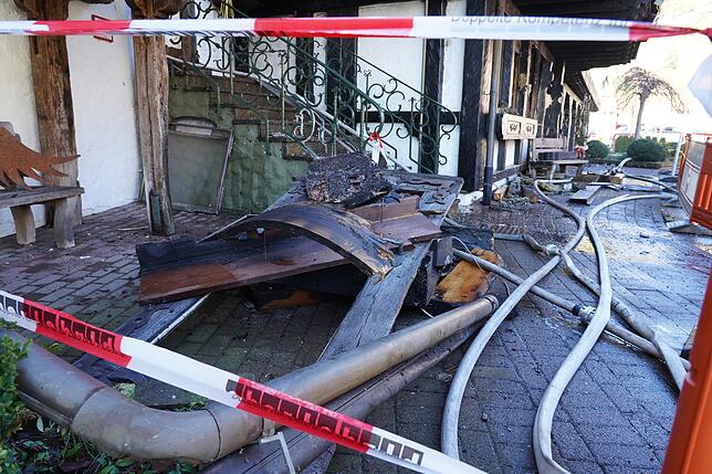 Bild 4: 230 Jahre Geschichte sind nur noch ein Trümmerhaufen. Noch ist die Ursache des Brandes des Sterne-Restaurants &bdquo;Schwarzwaldstube&ldquo; ein Rätsel