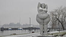 Die Skulptur Yolanda von Miriam Lenk am Ufer des Bodensees in Ludwigshafen.