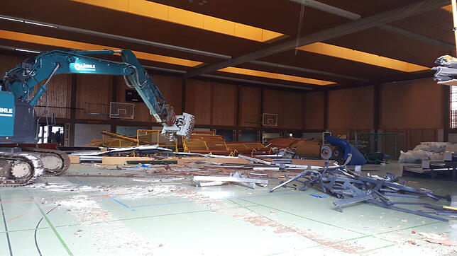 Die Bagger sind angerückt: Die Fischbacher Turnhalle war bereits am Montagmittag entkernt.