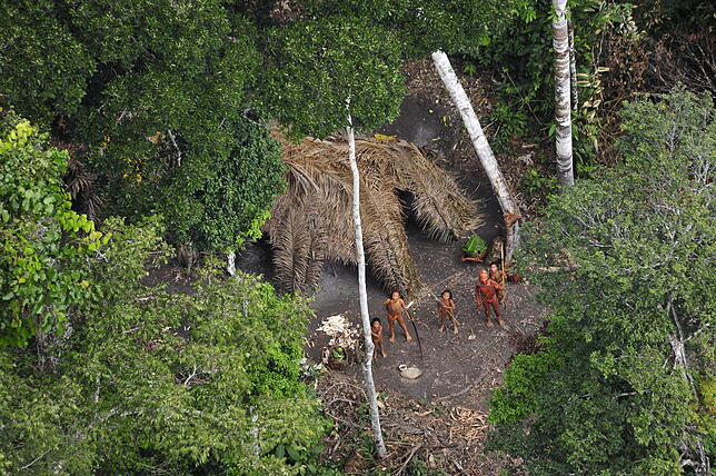Die Luftaufnahme zeigt eine Gruppe unkontaktierter Indigener.