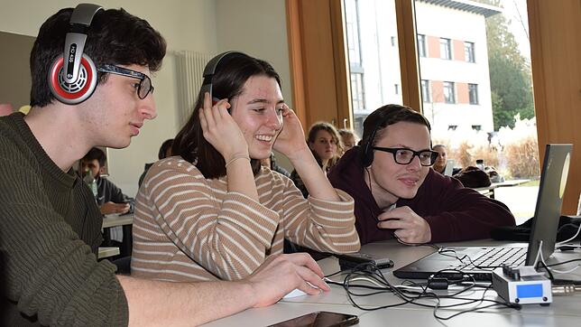 Schüler des Technischen Gymnasiums beim Workshop im SWR-Jugendradio &bdquo;Das Ding&ldquo;.