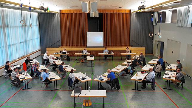 Sitzung auf Abstand: Der Gemeinderat tagte in der Gemeindehalle.