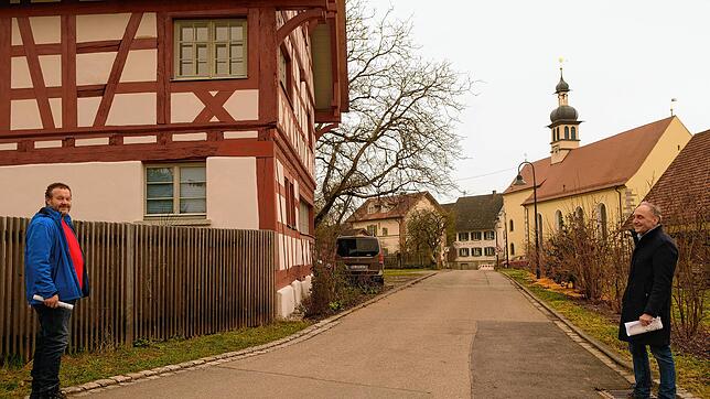 Dorfrundgang mit Distanz: Ortsvorsteher Martin Keßler (links) und Ortschaftsrat Norbert Meier zeigen vor Ort, wie die Gestaltungssatzung ...