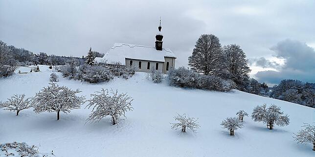 Die Dorfkirche in Häusern trägt seit dem Wochenende ihr Winterkleid.