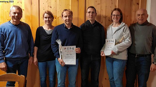 Der Vorstand mit den Geehrten (von links): Artur Winkler (stellvertretender Vorsitzender), Karin Hein (Schriftführerin), Günter Binzer ...