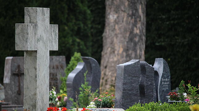 Ob Kreuz, schlichter Grabstein oder vielleicht sogar eine Bestattung im Friedwald – die Trends in der Bestattungsbranche befinden sich ...