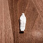 Diese kleine Figur versteckt sich in dem Kuchen. Immer öfter wird der König aber durch eine Mandel ersetzt.