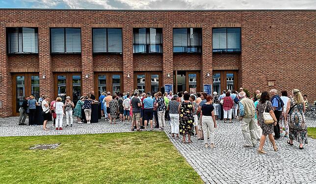 Über eine Stunde vor Beginn des Auftaktprogramms drängte das Publikum bereits in Richtung Aula des Salem College.