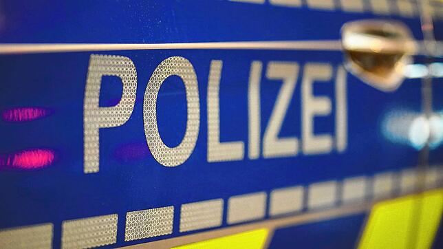 Bild : Mann schlägt plötzlich mit der Faust zu: 26-Jähriger landet im Krankenhaus