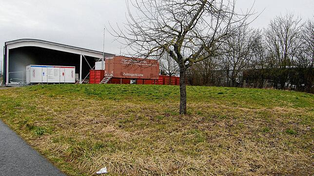 Auf dieser Wiese östlich des Feuerwehrhauses (hinten) will die Gemeinde Reichenau eine Unterkunft für circa 20 Flüchtlinge schaffen. Der ...