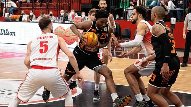 Musste im Spiel bei den Artland Dragons verletzt vom Feld: Raiquan Clark (am Ball).