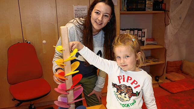Erzieherin Sophie Sigmann und die fünfjährige Antonia spielen im Kinderhaus am Salzberg. Die Kosten für Kinderbetreuung steigen ab 2024 ...