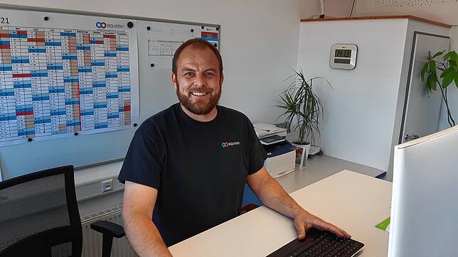 Tobias Deusch, im zehnten Jahr als Geschäftsführer des Metallbauunternehmens Aquatec in Pfohren tätig, steht am höhenverstellbaren ...