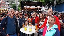 Gut gelaunte Runde: Diese Wunschkonzertbesucher genießen wie Hunderte andere auch, auf dem Marktplatz das gesellige Beisammensein und ...