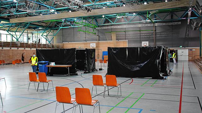 So wird die Jahnhalle wieder für die Impftage hergerichtet. Hier haben bereits mehrere Impftage stattgefunden. Archivbild: Mario Wössner