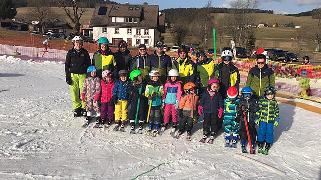 Elf Bambini des Ski-Club Nordhalden trainierten mit zehn Ausbildern in Waldau.