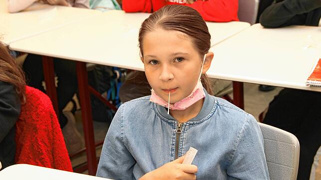 Eine Schülerin der Werner-Kirchhofer-Realschule Bad Säckingen beim Test: 30 Sekunden muss das Teststäbchen im Mund bleiben. So ist ein ...