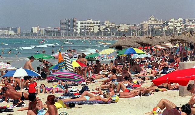 ARCHIV - Sonnenhungrige Menschenmassen: Hochbetrieb herrscht am Strand von El Arenal auf der spanischen Insel Mallorca.