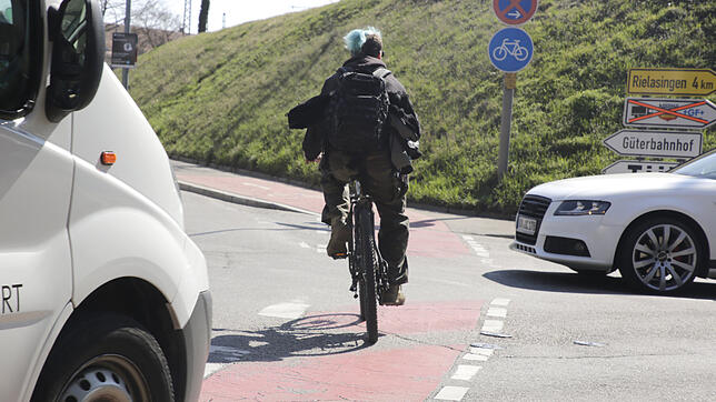 Auf Singens Straßen brauchen Radfahrer teils starke Nerven. Die Stadt hat in den vergangenen Jahren bereits an einigen Stellen ...