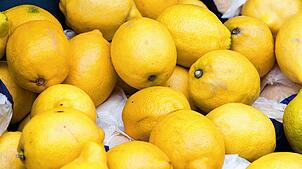 Zitronen sind gesund für den Körper, da sie reich an Vitamin C und Antioxidantien sind. Sie stärken das Immunsystem, können vor ...