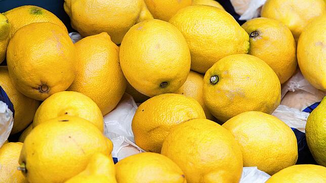 Zitronen sind gesund für den Körper, da sie reich an Vitamin C und Antioxidantien sind. Sie stärken das Immunsystem, können vor ...